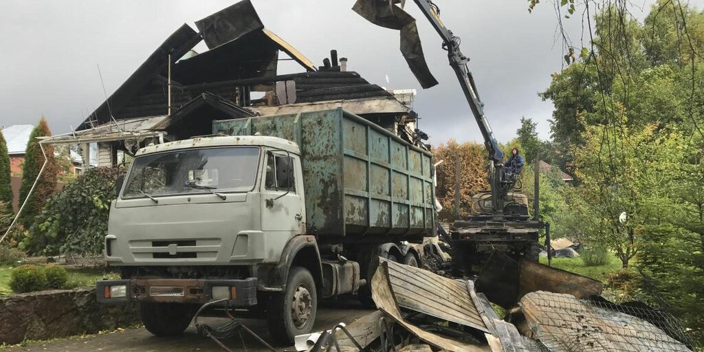 Вывоз мусора после пожара с утилизацией в Черемхове в октябре