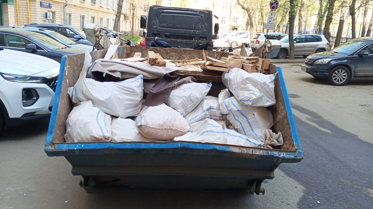 Вывоз мусора из магазина в Черемхове в октябре
