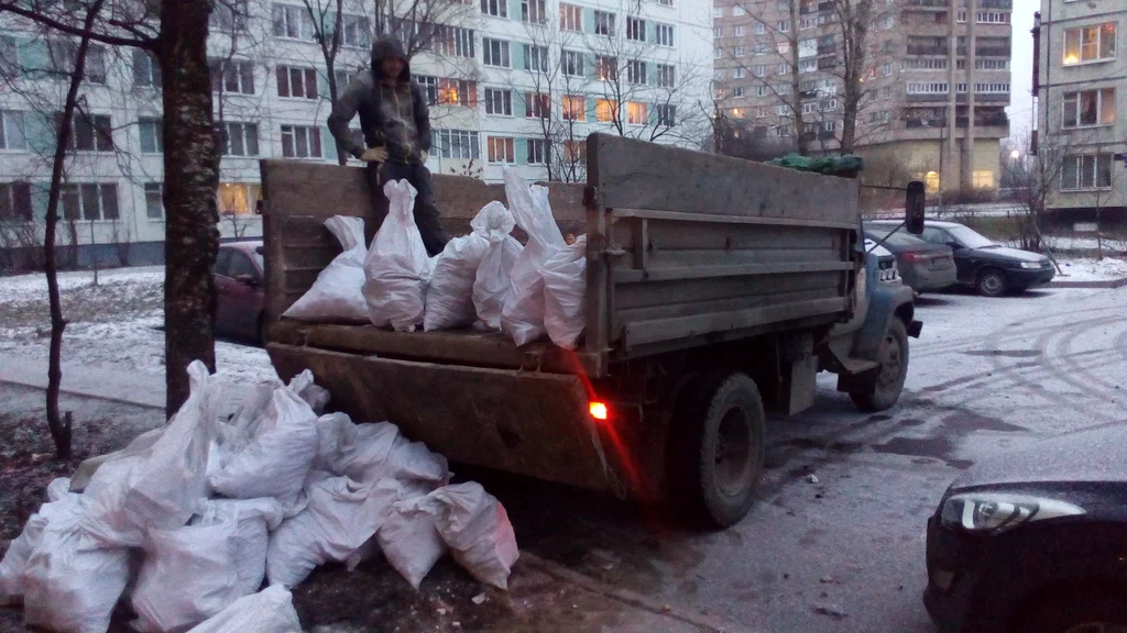Вывоз мусора в мешках в Черемхове в октябре