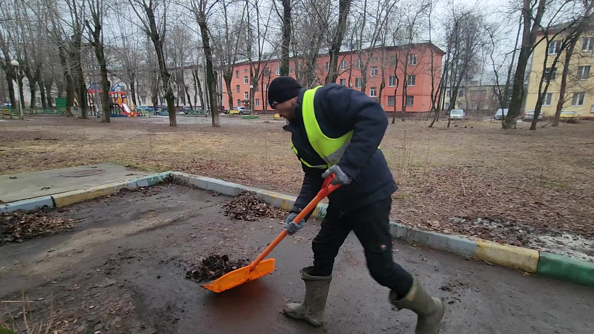 Уборка территорий в Черемхове в октябре