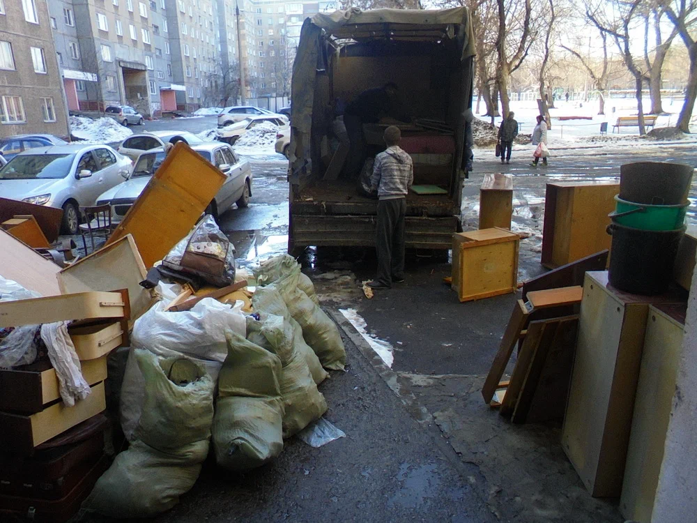 Вывоз мусора из подвала с утилизацией в Черемхове в октябре