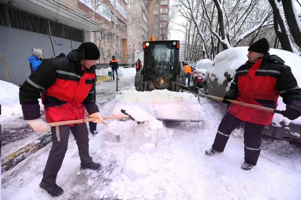 Очистка дворов от снега с гарантией результата в Черемхове в октябре